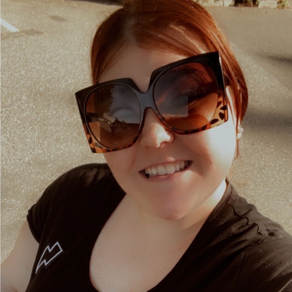 Meet your Posher, Jess - Picture 2 of 4